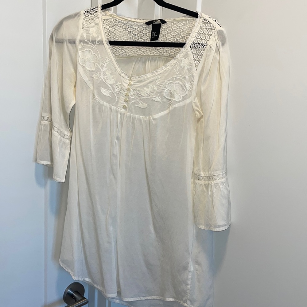 Lone sleeve with lace design